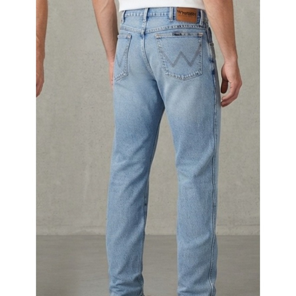 Wrangler Rugged Wear Relaxed Fit Straight Leg Light‎ Wash Jeans 35x32